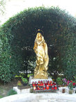 Позолоченная статуя Мадонны