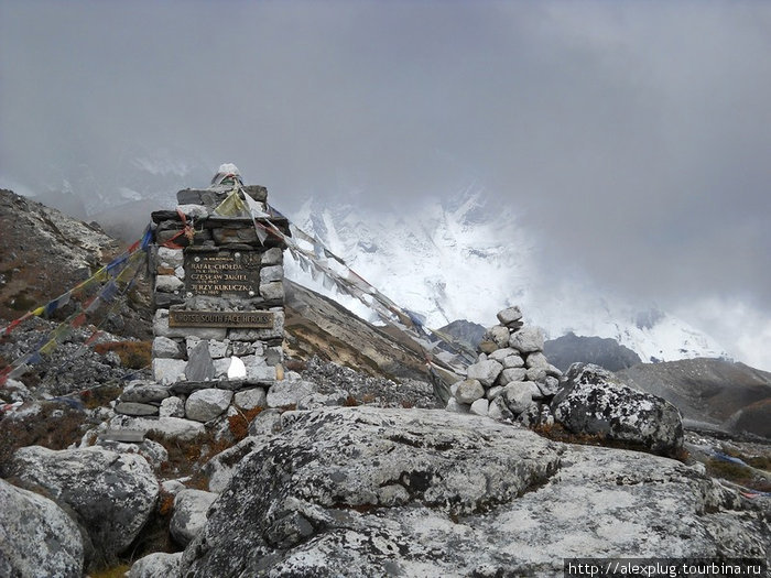 Памятник польким восходителям. На заднем плане видна гора их последнего восхождения Дингбоче, Непал