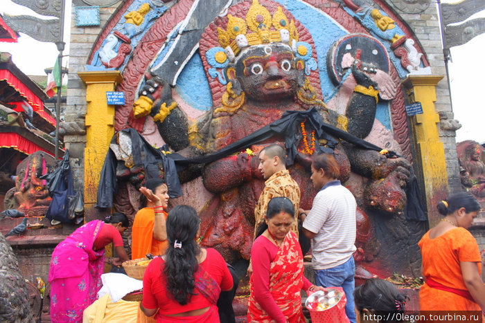Одной из главных достопримечательностей площади является каменное изображение Кало(чёрный) Бхайрава, одного из инкарнаций индуистского бога Шивы Катманду, Непал