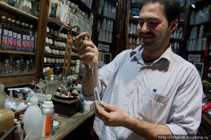 Продавец духов и масел Дамаск, Сирия