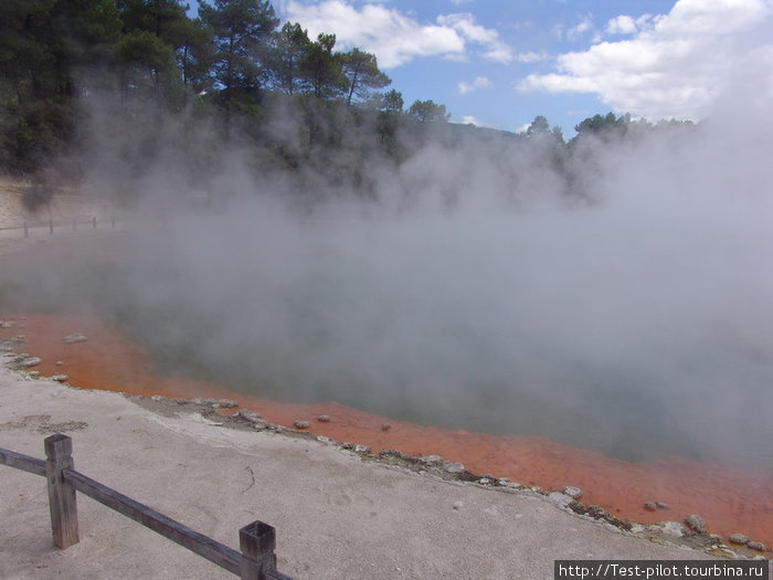 Термальный парк — горячее озеро с железистыми отложениями Роторуа, Новая Зеландия
