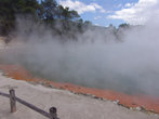 Термальный парк — горячее озеро с железистыми отложениями