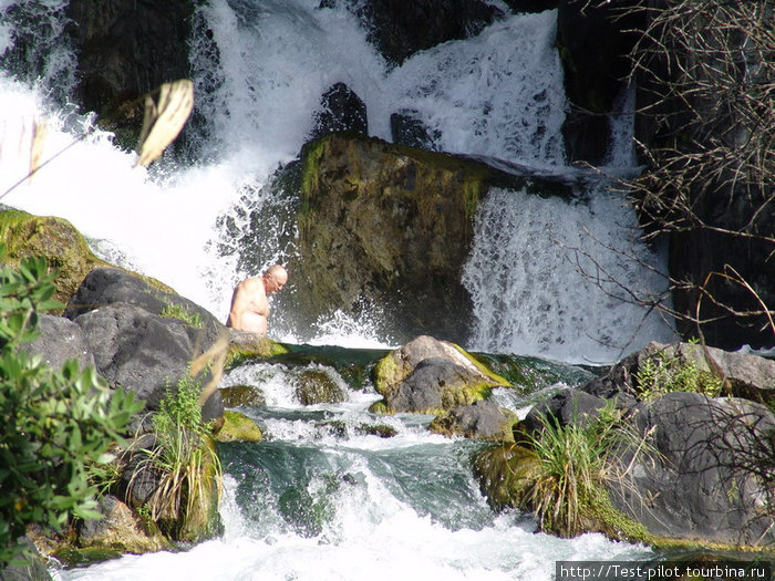 Капание в водопаде — аки медведь! Роторуа, Новая Зеландия