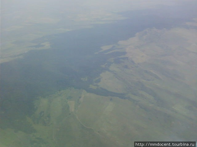 Невысокий Терекский хребет, он виден во время взлета Беслан, Россия