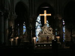А вот и сама Парижская богоматерь — скульптура с золотым крестом внутри собора.