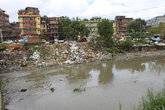 Жители домов выбрасывают весь свой мусор в реку, вода всё унесёт