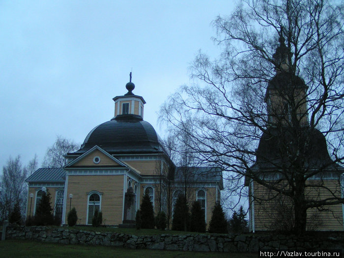 Вид на церковь и колокольню Тайпалсаари, Финляндия