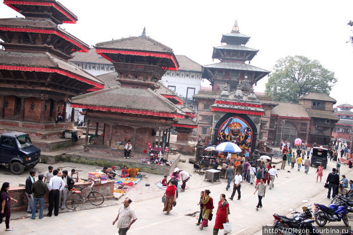 Народ собирается на Дурбар Сквере Катманду, Непал