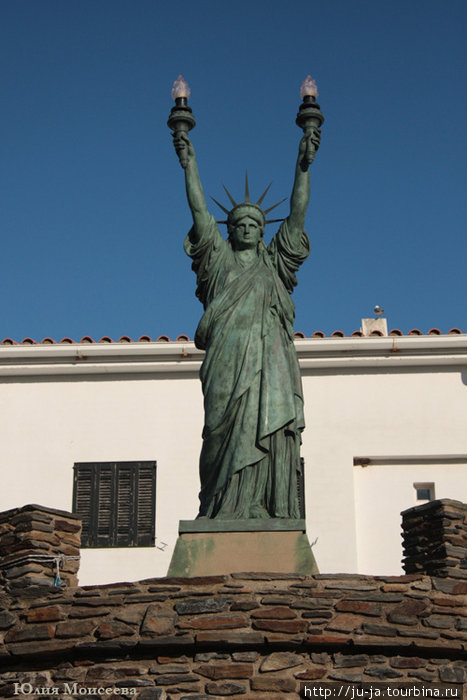 Настоящая статуя Свободы, а не какая-нибудь однорукая подделка! ;) Кадакес, Испания