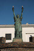 Настоящая статуя Свободы, а не какая-нибудь однорукая подделка! ;)