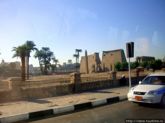 Люксор. Люксорский храм с видом из туристического  автобуса. Луксор, Египет