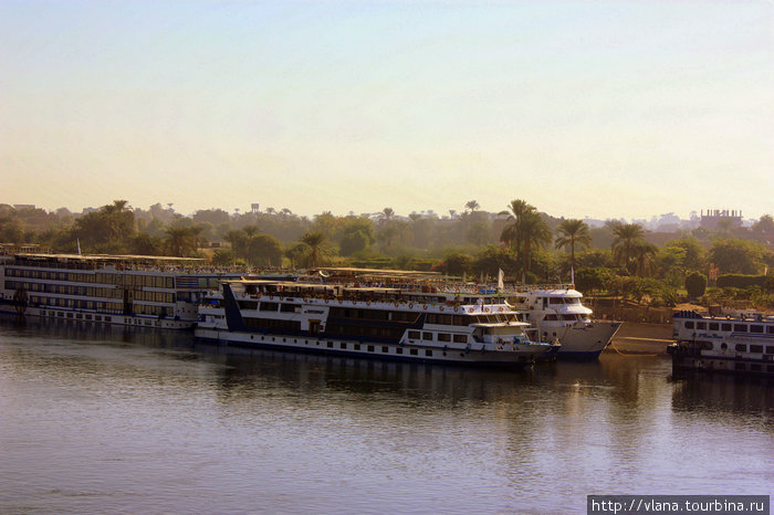 Люксор. Круизные теплоходы ждут своих туристов, чтобы совершить поездку по реке Нил. Луксор, Египет