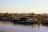 Люксор. Круизные теплоходы ждут своих туристов, чтобы совершить поездку по реке Нил.