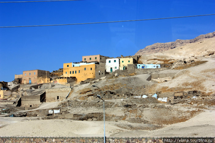 Люксор. Город мертвых. А вот и жилище местных бедуинов. По слухам это они ищут еще не найденные гробницы в долине мертвых... Луксор, Египет