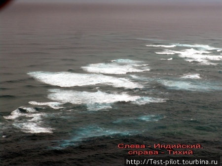 Линия встречи двух океанов. Слева  — Индийский, справа — Тихий. Происходит это на самой северной точке Новой Зеландии Белый остров, Новая Зеландия