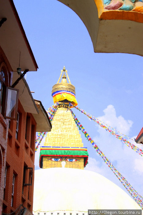Всевидящие глаза Будды, нарисованные с четырёх сторон основания шпиля смотрят во все стороны света Катманду, Непал