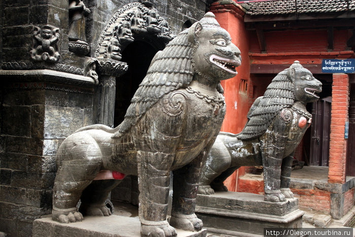 Вход в монастырь охраняют два льва Патан (Лалитпур), Непал