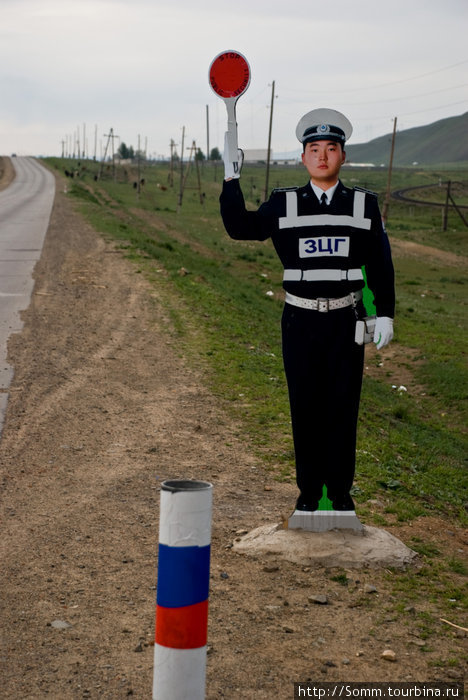 А это фанерный страж порядка на дороге, ведущей в Тэрэлж. Водители его боятся, козы и бараны — нисколько. И прутся себе спокойно на дорогу, создавая аварийные ситуации не хуже пьяного водителя. Горхи-Тэрэлж Национальный Парк, Монголия