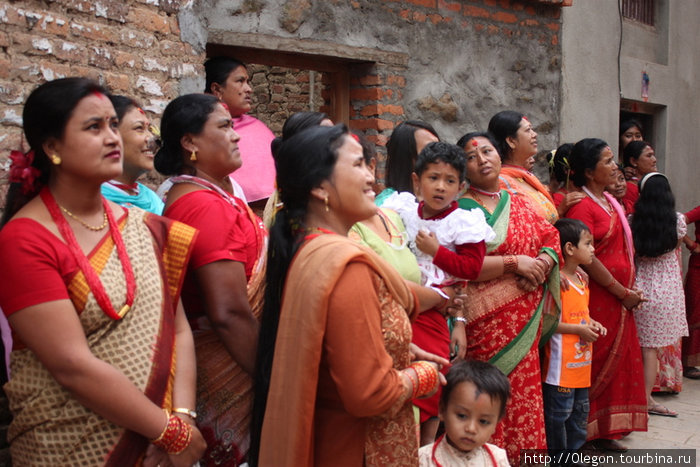 Многие жители города пришли к храму Ума-Махешвар на празднование Киртипур, Непал