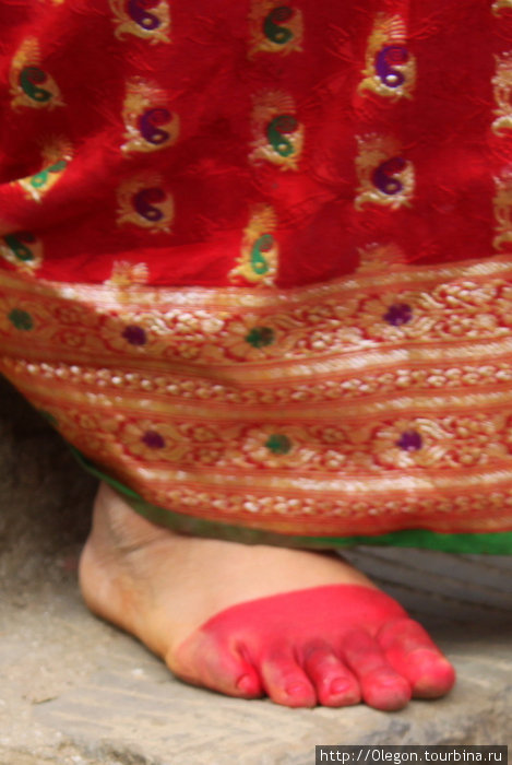 Женщины шли босиком, их ноги наполовину были выкрашены в красный цвет Киртипур, Непал