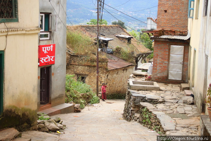 Посёлок на горе с видом на два ущелья Чобхар, Непал