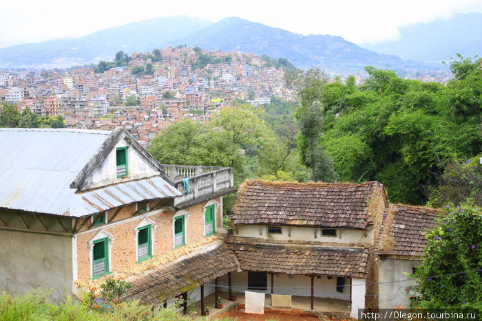 Посёлок на горе с видом на два ущелья Чобхар, Непал