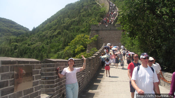Надпись Мао Дзе Дуна у входа гласит:Если ты не побывал на Великой Стене- ты не китаец. Пекин, Китай