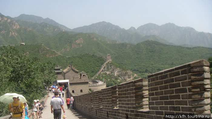 Стена является символом Китая и ее посещаеют не только туристы, самих китайцев там больше, чем путешествующих. Пекин, Китай
