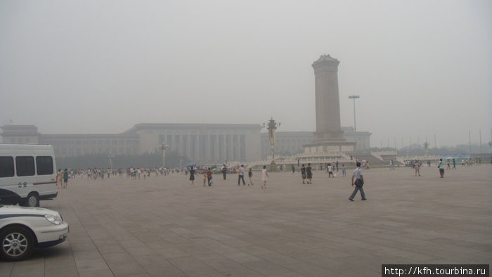 Площадь Тяньаньмэнь- сердце Пекина, место прогулок туристов и китайцев с детьми. За 36 м. обелиском- гигантский Мавзолей председателя Мао, здесь проходили многомиллионные парады военных и трудящихся. Пекин, Китай