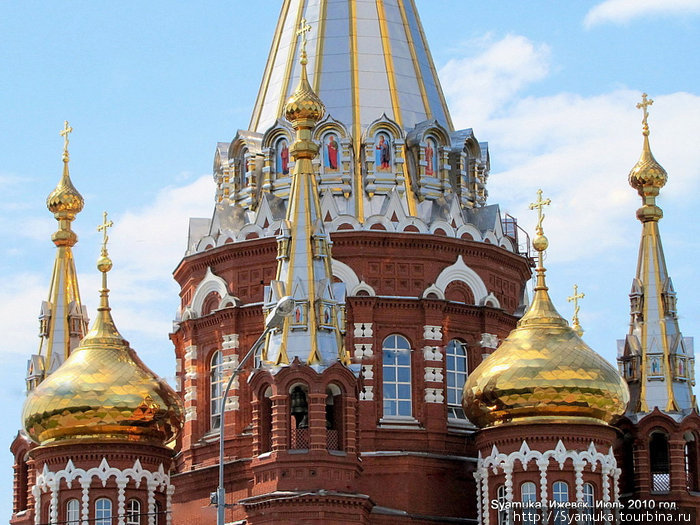 Фрагмент. Посередине — одна из 4-х колоколен. Ижевск, Россия