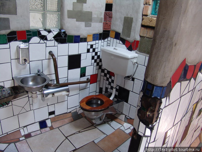 Общественный туалет Хундертвассера в KawaKawa.
Кстати, в архитектуре мастера нет прямых углов. Нигде.