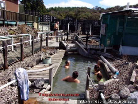 Термальные ванны NGAVHA. За 4 НЗ доллара можно попытаться полежать в 20 таких водоемах. Попытаться — т.к. в некоторые залезть невозможно из-за того, что слишком горячи.