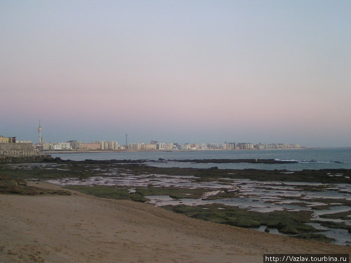 Панорама города с пляжа Кадис, Испания