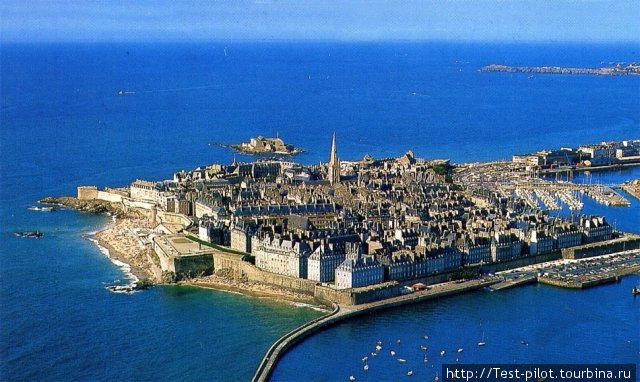 Сен-Мало (автор фото мне не известен) — город-крепость на Ла-Манше — корсарская вотчина, гроза англичан, от которых сильно пострадал во время Второй мировой войны Париж, Франция