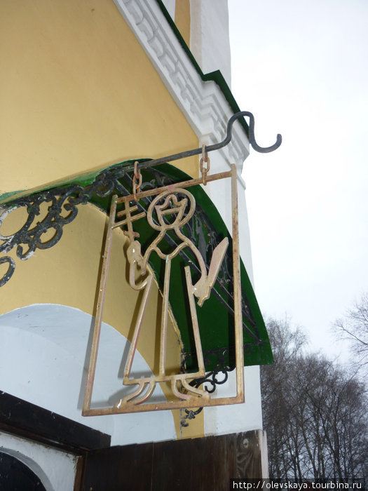 Такой вот образ царевича у входа на колокольню. Он изображается всегда с ножом. Углич, Россия