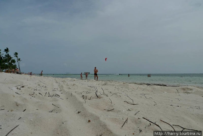 Море потемнело и на пляже стало грустно и серо. Доминиканская Республика
