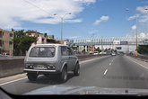 На дорогах встречается советский автопром. Обратите внимание: номер у машин только сзади, спереди — нет.