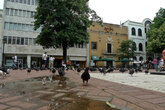 На площади перед собором — много голубей и туристов.