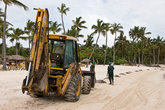 Рабочие при помощи трактора каждое утро чистят пляж от водорослей, которые приплыли за ночь.