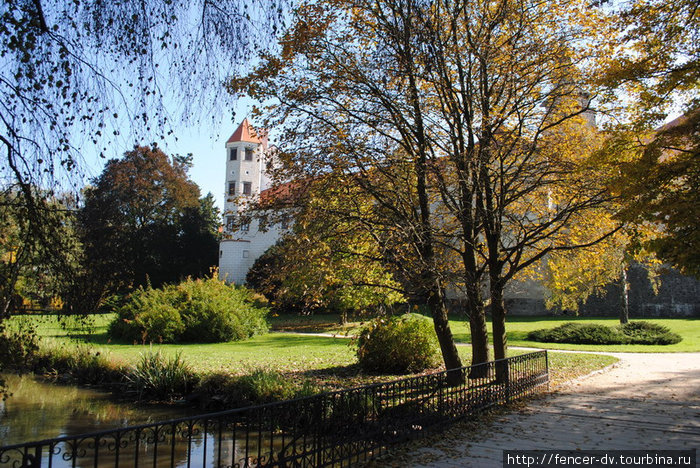 Сквозь золотую листву проглядывают стены замка Телч Телч, Чехия