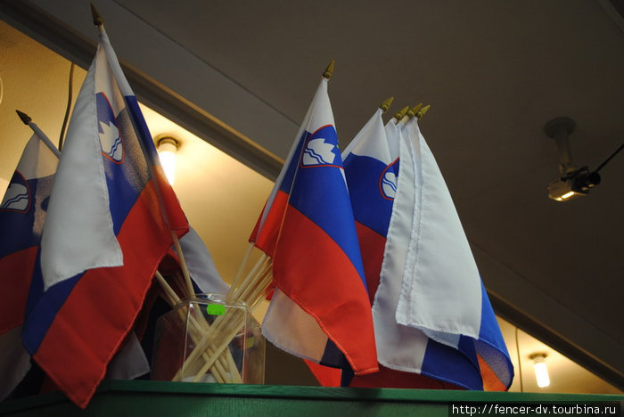 Ну понятно флажки. Кстати, от российского словенский флаг отличается единственным лишним элементом) Любляна, Словения