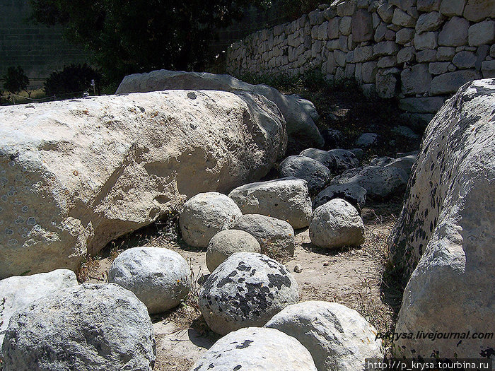 Круглые камни использовались при строительстве для перемещения каменных блоков Таршиен, Мальта
