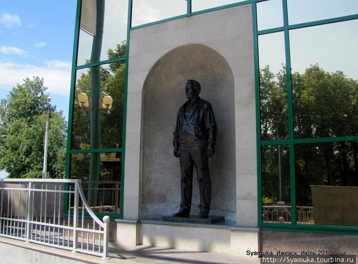 Перед входом в музей — памятник М. Т. Калашникову. Ижевск, Россия
