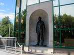 Перед входом в музей — памятник М. Т. Калашникову.