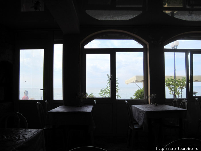 Окна кафе Багратион выходят на набережную и из них можно любоваться на море Адлер, Россия