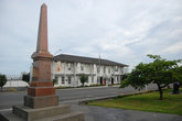 Монумент в память погибших в Южноафриканской войне 1900-1902 годов на фоне арт-галлереи