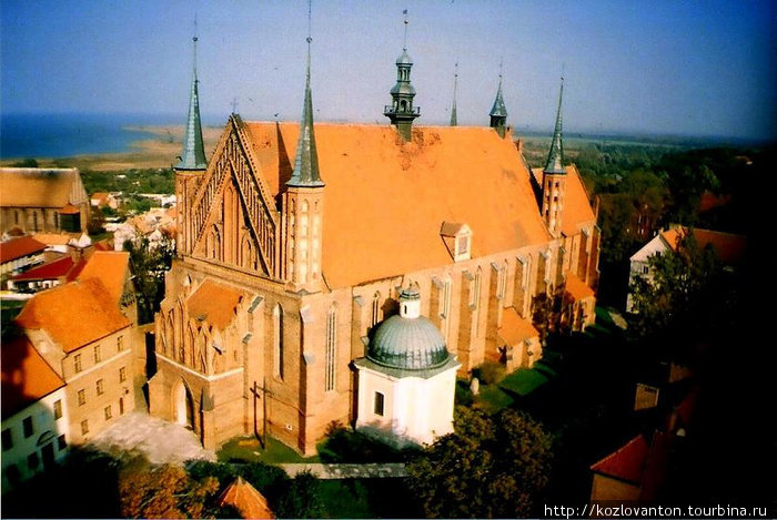 Вид на собор девы Марии и Св.Анджея с балкона башни Н.Коперника. Слева от собора синеет Вислинский залив Балтики. Фромборк, Польша