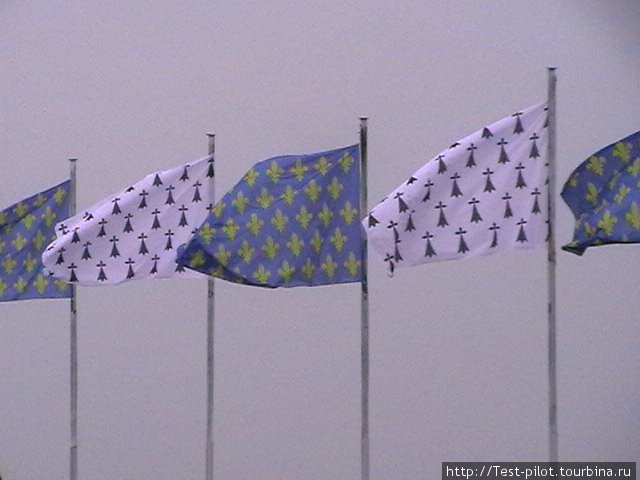 Королевские флаги над Амбуазом. Хвостики горностая и лилии — символ королевской власти Франция