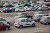 Машина в Эмиратах — нужна как воздух, расстояния очень большие, а общественные транспорт развит слабо. На фото — стоянка новых автомобилей в одном из Эмиратов.