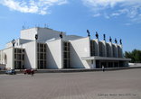 В 1984 году на Центральной площади было завершено строительство нового здания Театра оперы и балета.
